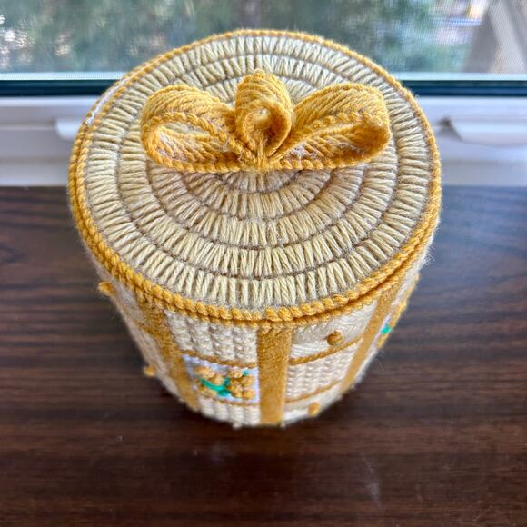 Vintage 1970s Toilet Paper Holder – Handmade Plastic Canvas Yarn Cover with Lid - Picture 3 of 9